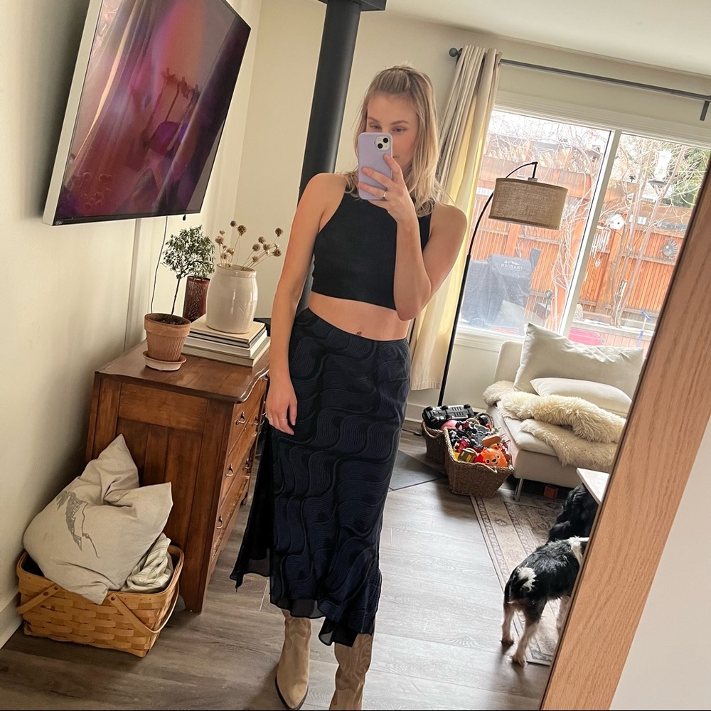 SOLD 90’s silk midi skirt 🦋